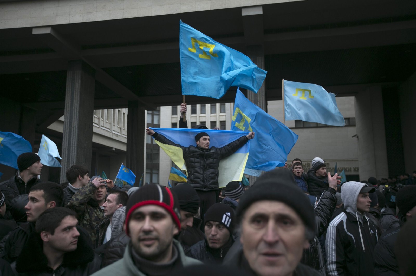 Crimean Tatars hold flags during rallies near the Crimean Parliament building in Simferopol, Crimea, Ukraine, Feb. 26, 2014. (Reuters Photo)