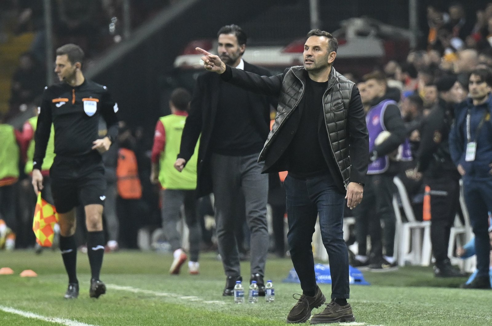 Galatasaray Coach Okan Buruk giving tactics to his players during a match against Ankaragücü at the Nef Stadium, Istanbul, Türkiye, Jan. 4 2023. (AA Photo)