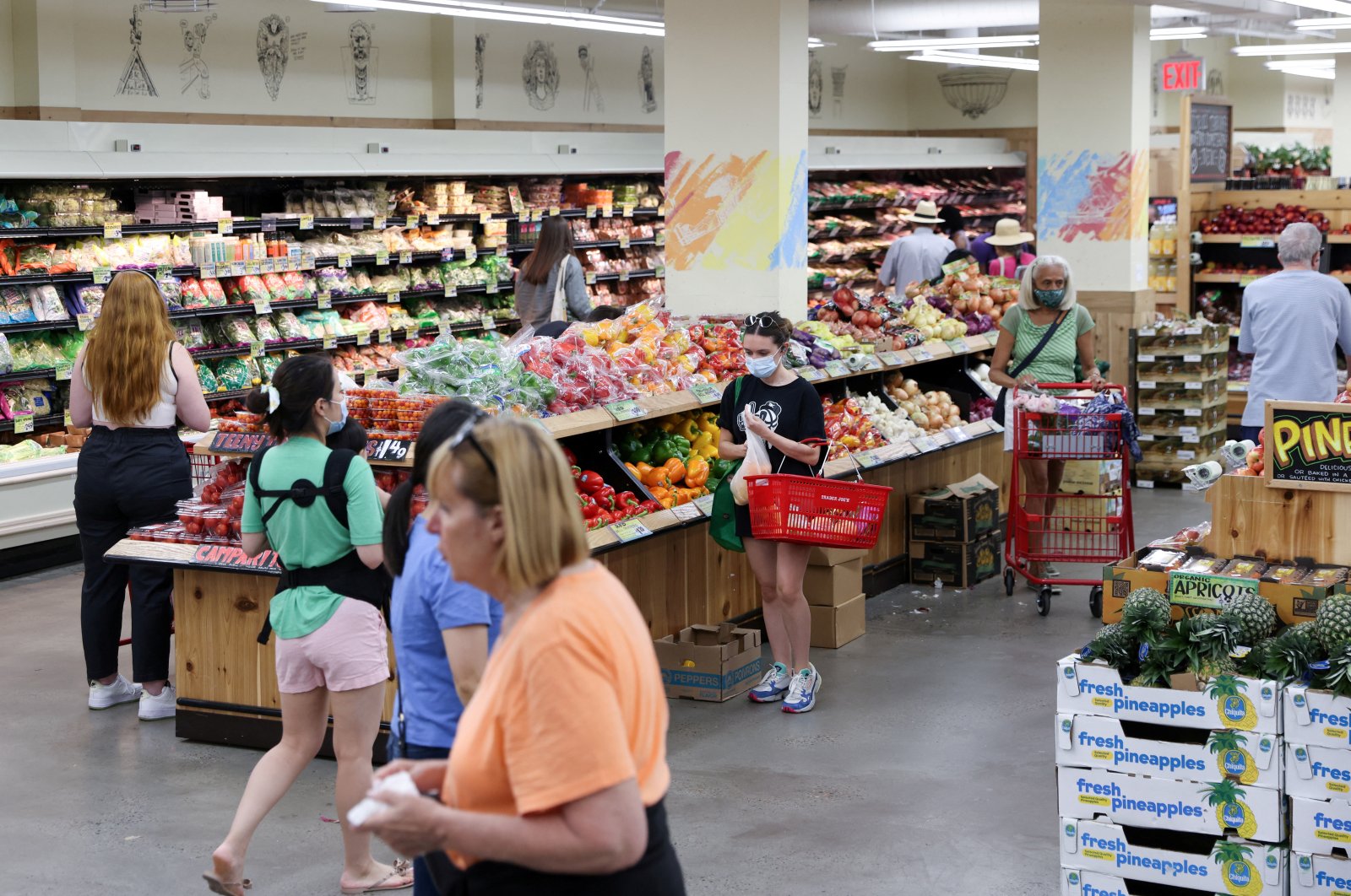 People shop in a supermarket in Manhattan, New York City, U.S., June 10, 2022. (Reuters Photo)