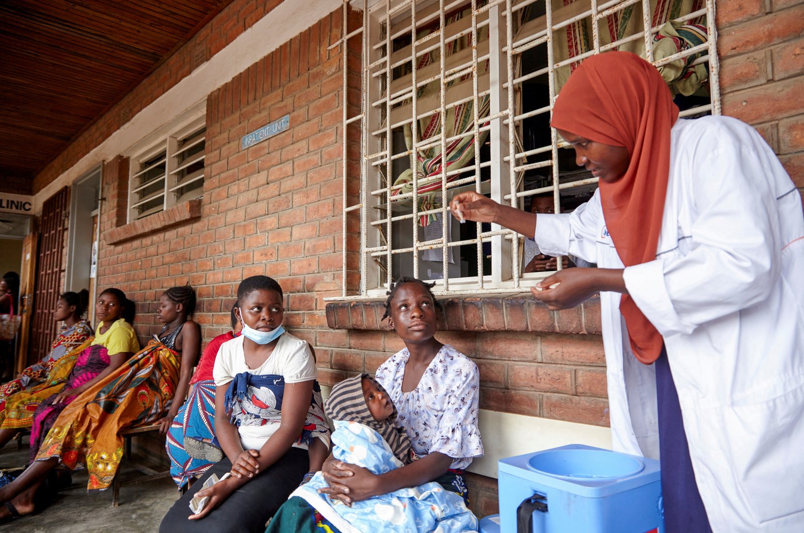 A clinician at Ndirande Health Center demonstrates to clients how to take the cholera vaccine in response to the latest cholera outbreak in Blantyre, Malawi, Nov. 16, 2022. (Reuters Photo)