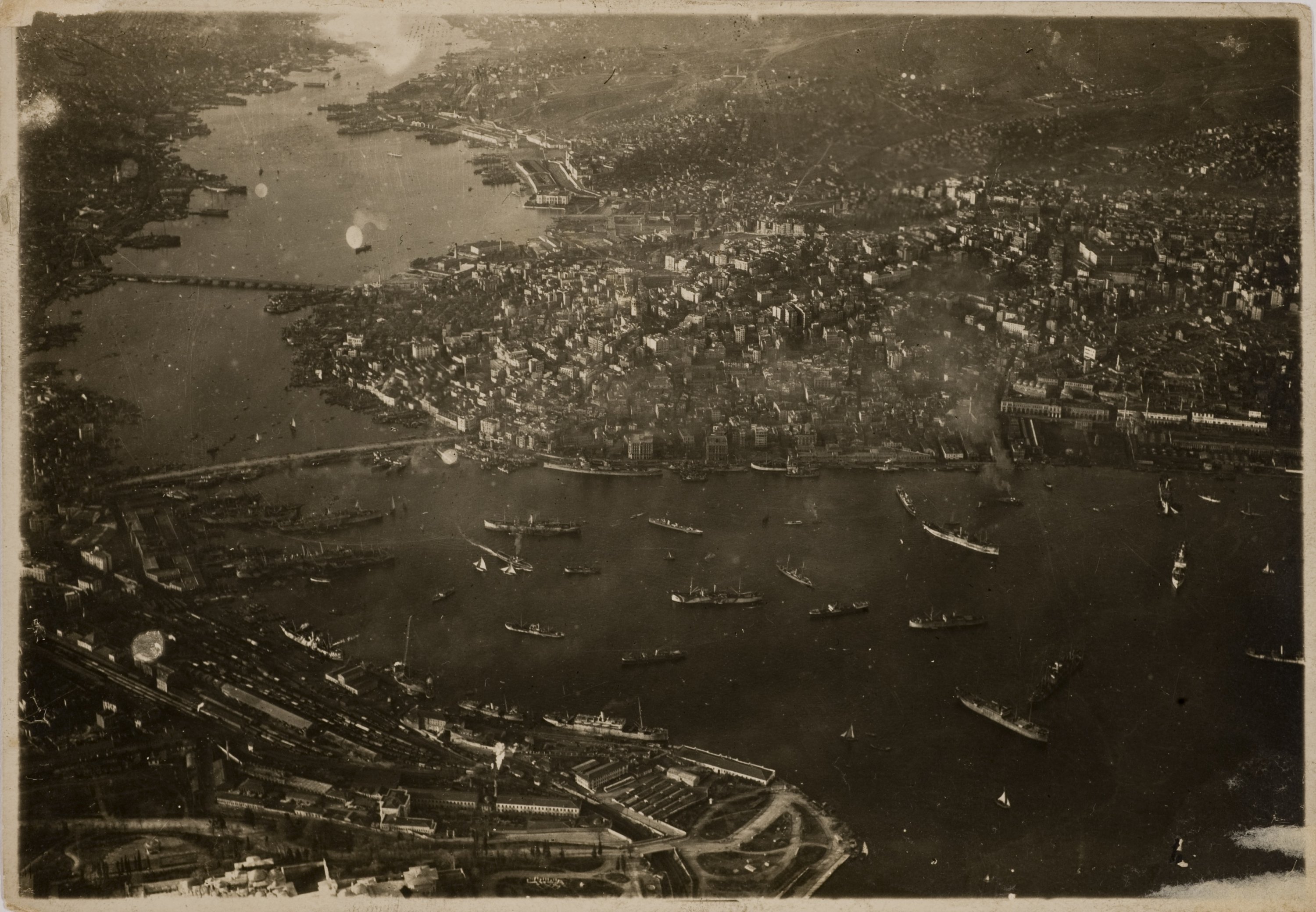 Foto udara yang menunjukkan angkatan laut Sekutu di pintu masuk Tanduk Emas, 3 Agustus 1919. (Foto milik Suna dan Koleksi Fotografi Yayasan İnan Kıraç)