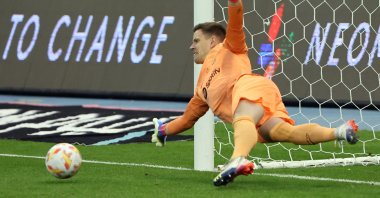 Marc-Andre ter Stegen dives to save the ball during the penalties shootout during the Spanish Super Cup semifinal football match between Real Betis and FC Barcelona at the King Fahd International Stadium, Riyadh, Saudi Arabia, Jan.12, 2023. (AFP Photo)
