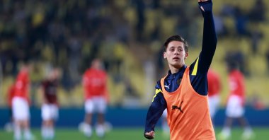 Fenerbahçe's Arda Güler waves to fans before the VavaCars Fatih Karagümrük match at the Ülker stadium, Istanbul, Türkiye, Oct. 10, 2022. (AA Photo)