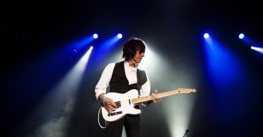 British guitarist Jeff Beck performs on stage at the 25th Bluesfest in Byron Bay, Australia, April 19, 2014. (EPA Photo) 