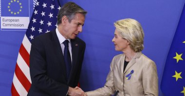 U.S. Secretary of State Antony Blinken (L) shakes hands with European Commission President Ursula von der Leyen prior to a meeting at EU headquarters in Brussels, March 4, 2022. (AP Photo)