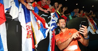 Serbia&#039;s Novak Djokovic poses for a selfie with fans after the Arena Showdown charity match against Nick Kyrgios of Australia ahead of the 2023 Australian Open at Melbourne Park, Melbourne, Australia, Jan.13, 2023. (Getty Images Photo)