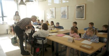 Ukrainian teacher Tatyana Gubskaya (C) teaches a class of children from Ukraine in Berlin, Germany, March 21, 2022. (AP File Photo)