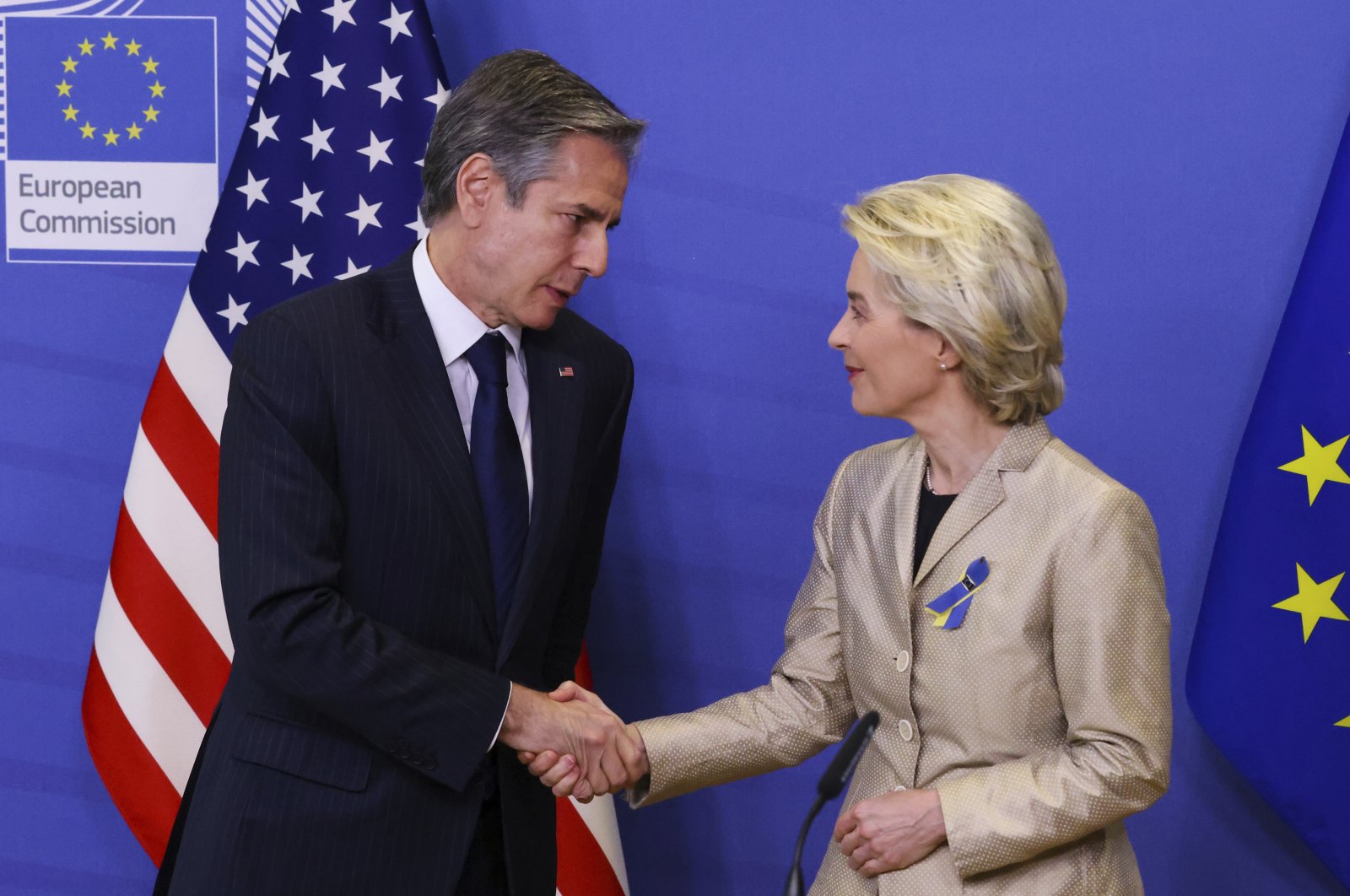U.S. Secretary of State Antony Blinken (L) shakes hands with European Commission President Ursula von der Leyen prior to a meeting at EU headquarters in Brussels, March 4, 2022. (AP Photo)