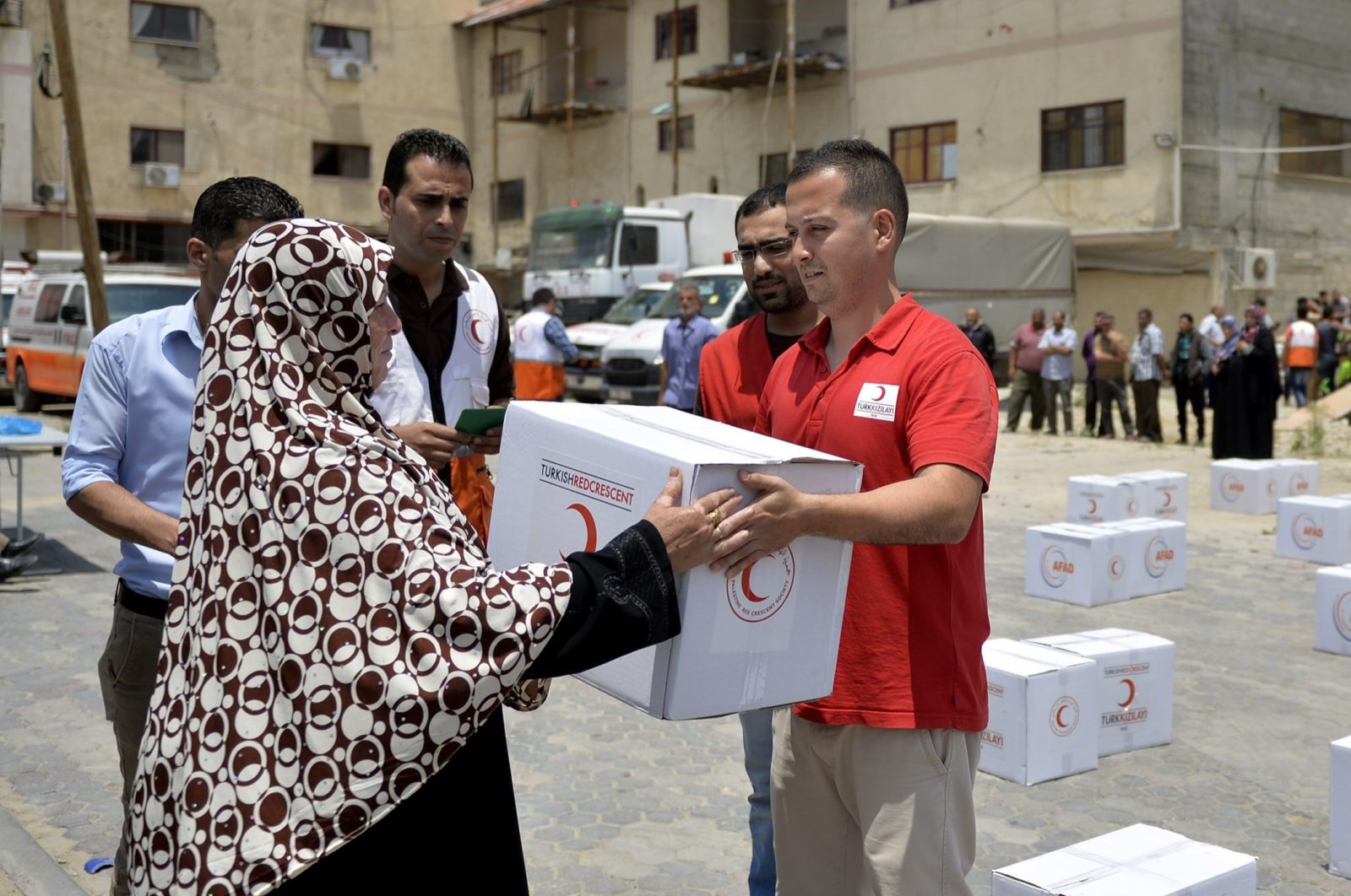 The Turkish Red Crescent (Türk Kızılay) Gaza Delegation head Yiğit Olcay distributes aid to Palestinians in Gaza, June 28, 2016. (AA File Photo)
