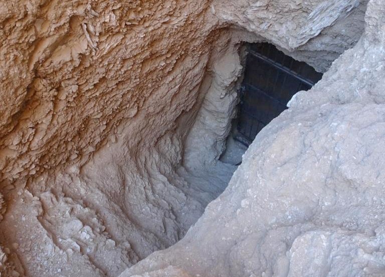 Gambar selebaran yang dirilis oleh Kementerian Purbakala Mesir pada 14 Januari 2023, menunjukkan pemandangan pintu masuk makam yang baru ditemukan di provinsi Luxor, selatan Mesir.  (Foto oleh Kementerian Purbakala Mesir / AFP)