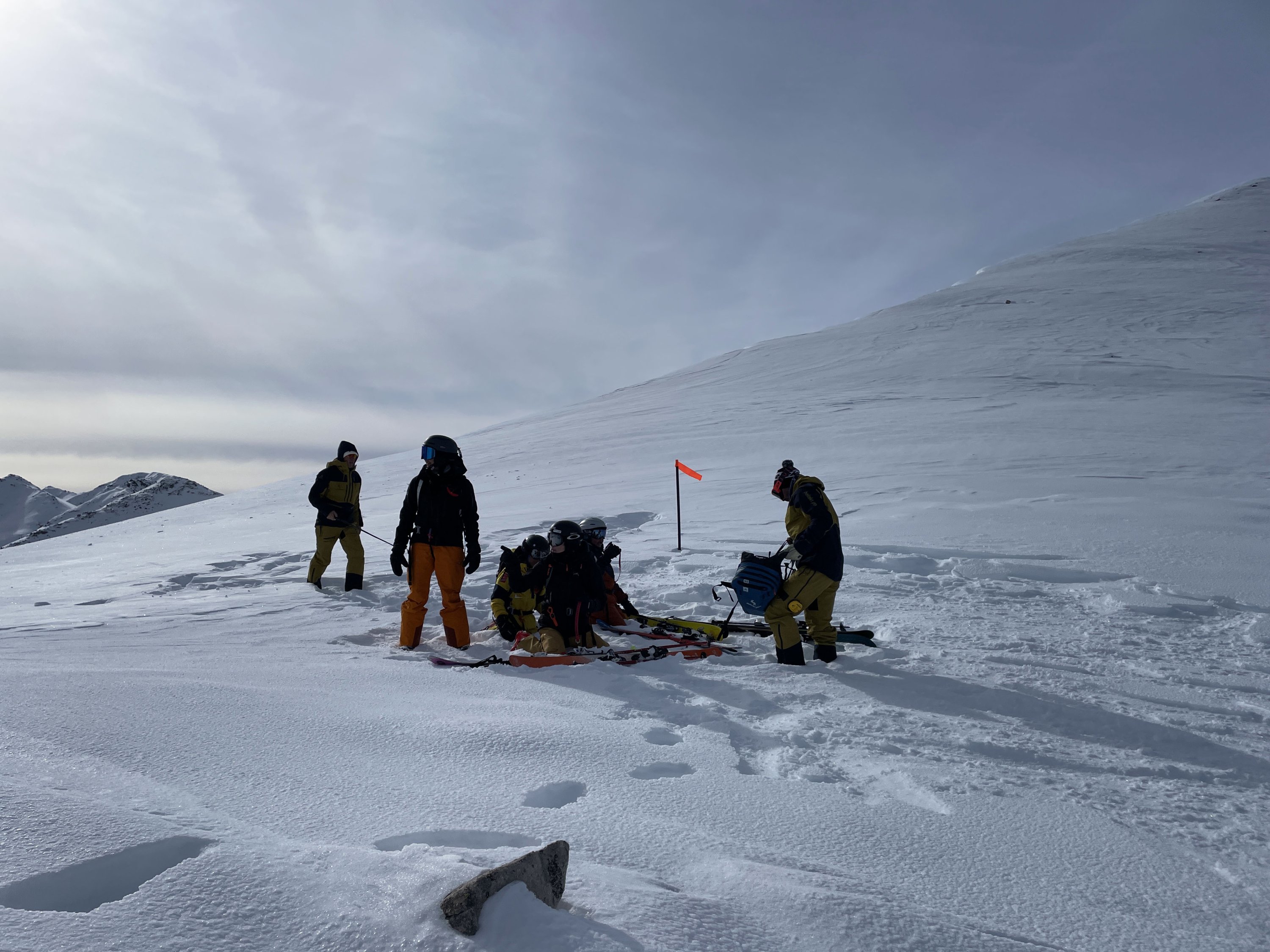 Para pemain ski menuruni bukit di Pegunungan Kaçkar, Rize, Türkiye utara, 15 Januari 2023. (Foto AA)