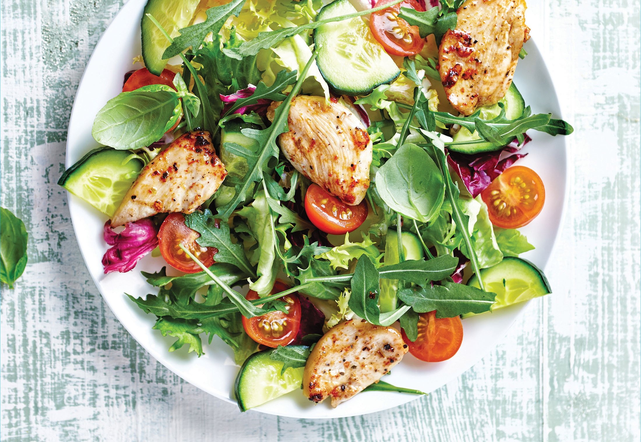 Green salad with chicken. (Shutterstock Photo)