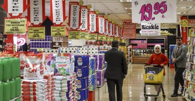 Customers at a supermarket in Istanbul, Türkiye, Jan. 14, 2023. (AA Photo)