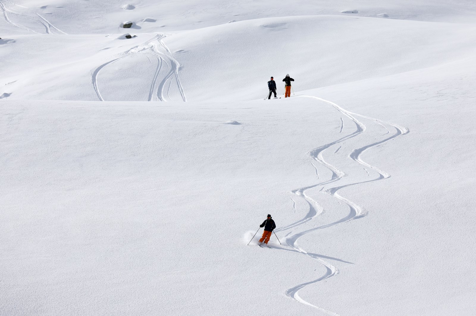 Skiers cruise downhill on the slopes of the Kaçkar Mountains, Rize, northern Türkiye, Jan. 15, 2023. (AA Photo)