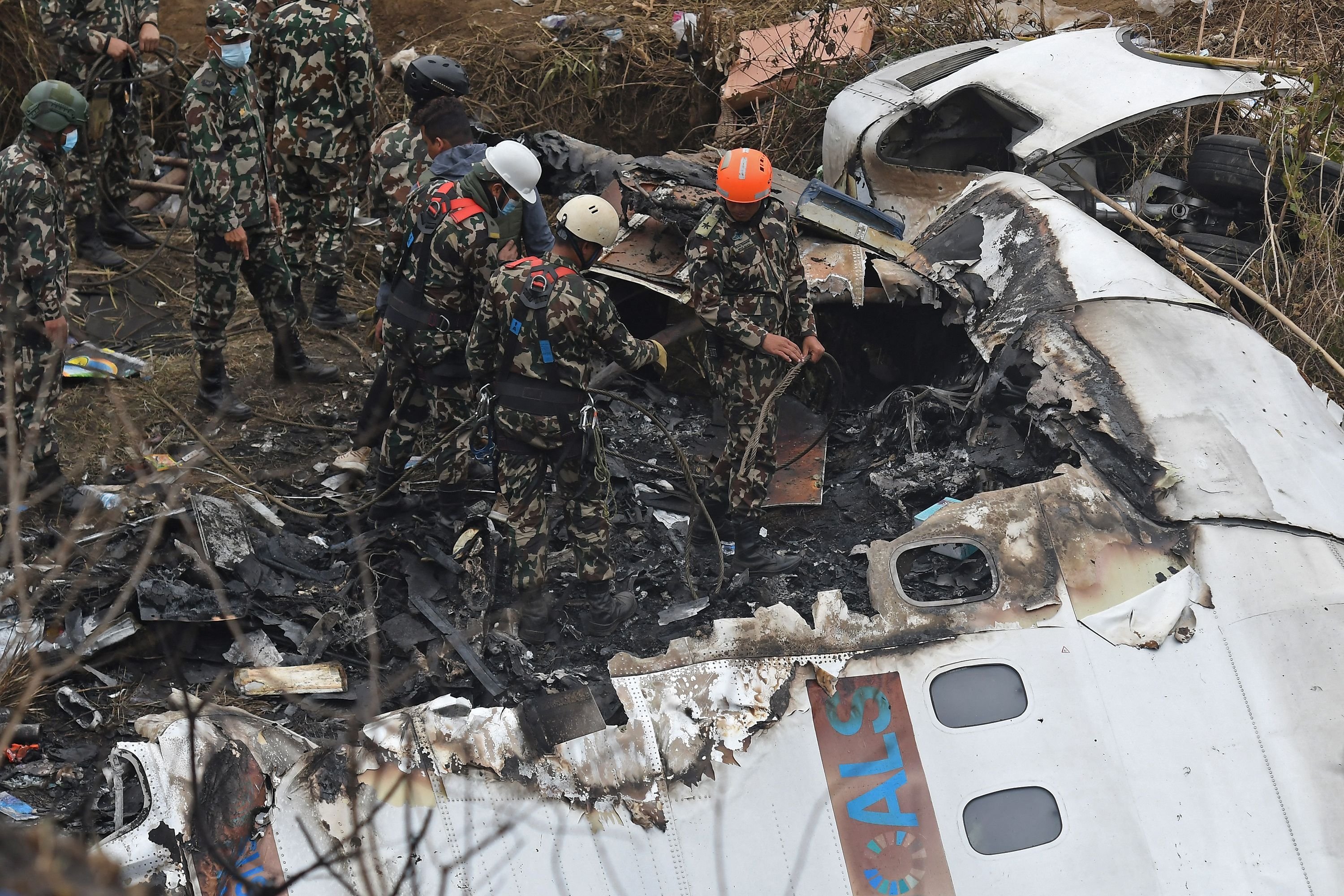 Крушение самолета команда. Катастрофа АТР 72 В Непале. Катастрофа ATR 72 В Покхаре. ATR 72 самолет Непал крушение. Авиакатастрофа в Непале 2023.