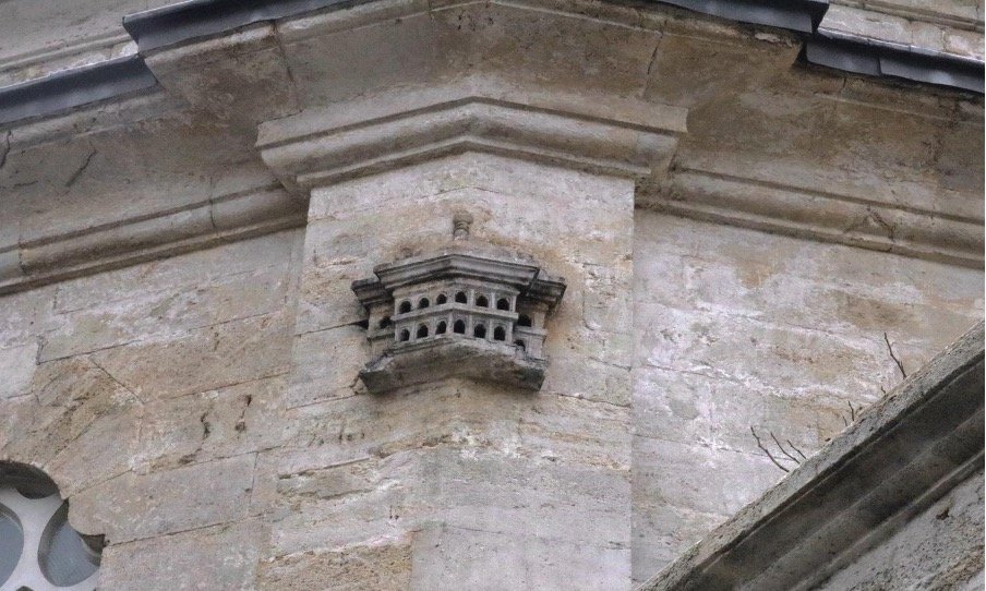 Sangkar burung di Masjid Laleli, Istanbul, Türkiye, 13 Januari 2022. (Foto oleh Betül Tilmaç)
