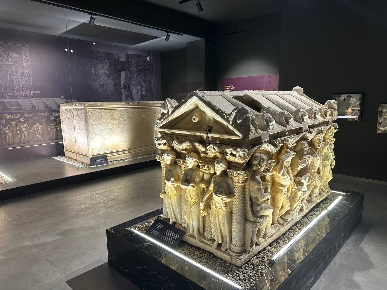 Sebuah sarkofagus dipajang di Museum Arkeologi Iznik, Bursa, Türkiye, 15 Januari 2023. (Foto IHA)