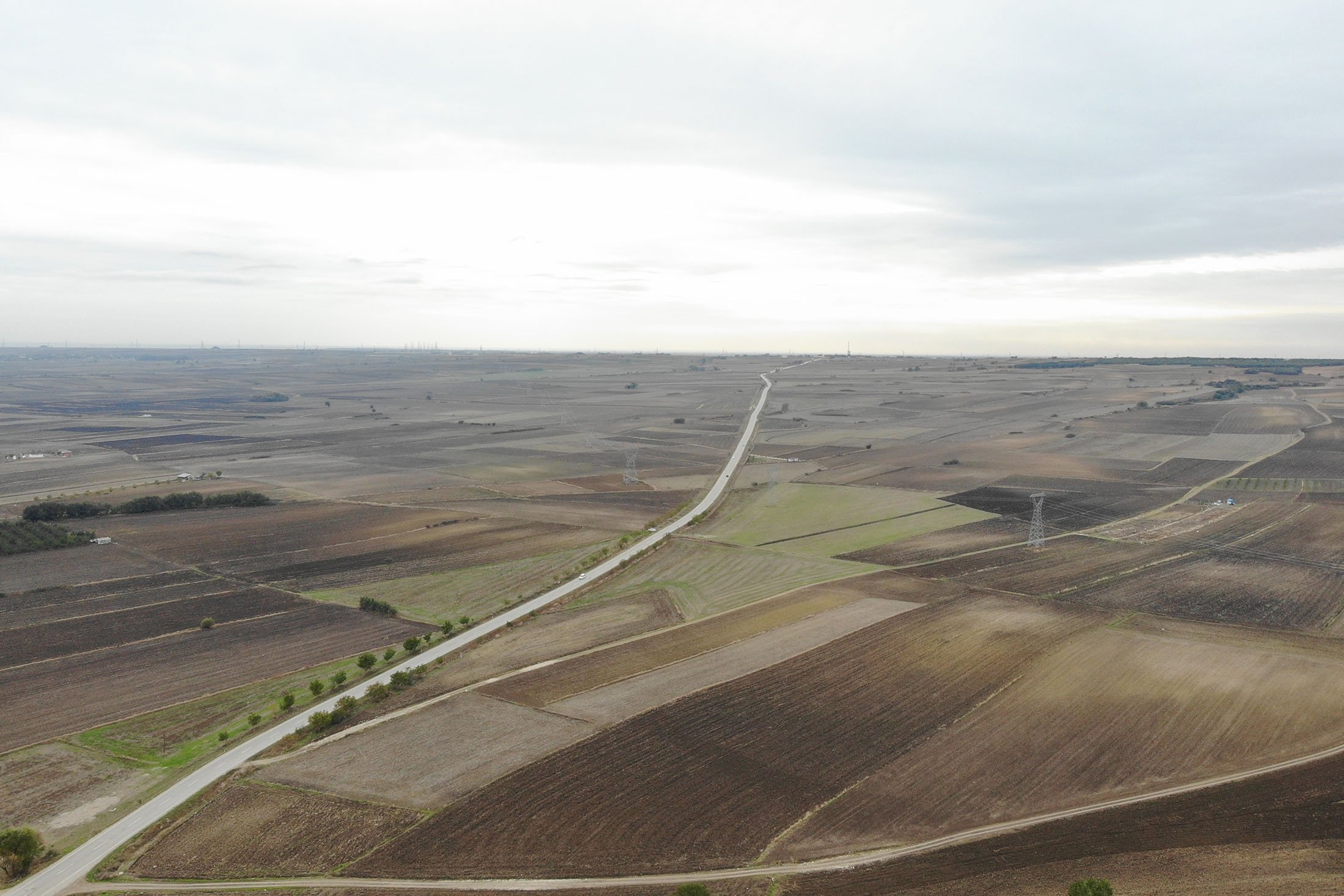 Kırklareli, Türkiye'de Vize'nin tarım arazilerinden geçen bir yolun havadan görünümü.  (Shutterstock Fotoğrafı)