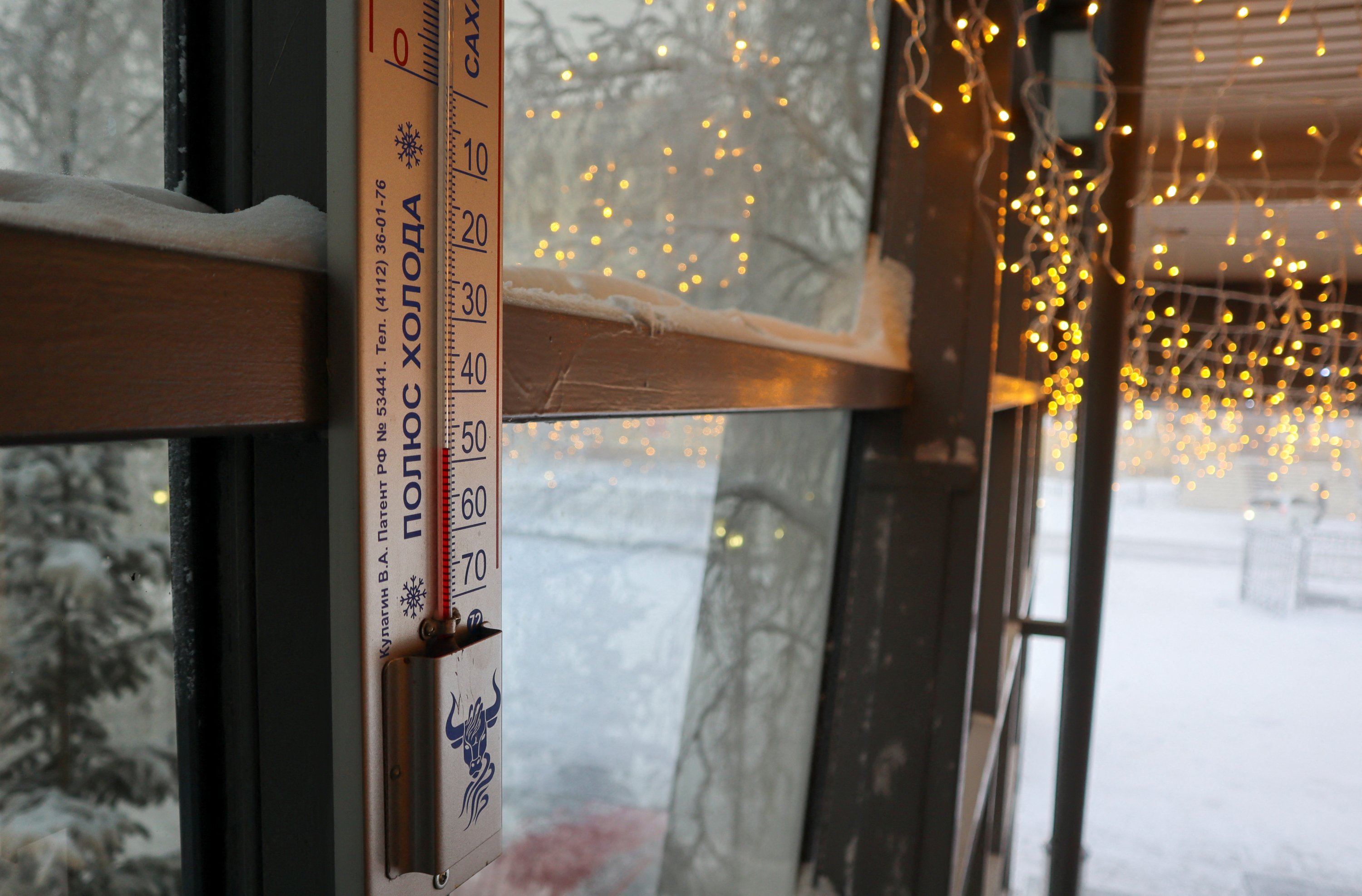 Termometer roh menampilkan perkiraan suhu udara minus 48 derajat Celcius (minus 54,4 derajat Fahrenheit) di luar hotel di pusat Yakutsk, Rusia, 15 Januari 2023. (Foto Reuters)