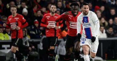 Paris Saint-Germain&#039;s Argentine forward Lionel Messi fights for the ball with Rennes&#039; French forward Arnaud Kalimuendo (2nd R) during the French L1 football match between Stade Rennais FC and Paris Saint-Germain (PSG) at the Roazhon Park stadium, Rennes, France, Jan. 15, 2023. (AFP Photo)
