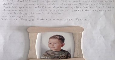 Atahan Uyaroğlu, an 8-year-old student, sent a letter with a frame made of ice cream sticks, Şanlıurfa, Türkiye, Jan.16, 2023. (IHA Photo)