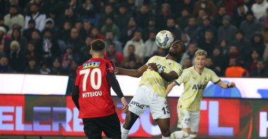 Fenerbahçe's Valencia (R2) in action during match against Gaziantep FK  at the Kalyon Stadium, Gaziantep, Türkiye. (AA Photo)