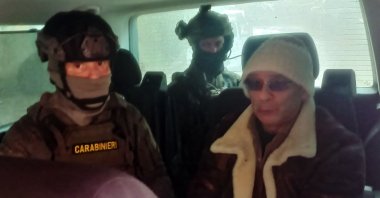 Italy's top wanted mafia boss, Matteo Messina Denaro (R), being escorted in a vehicle by carabinieri after he was arrested in his native Sicily after 30 years on the run, Jan. 16, 2023. (AFP Photo)