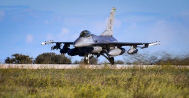 A Lockheed Martin F-16 Fighting Falcon of the U.S. Air Force takes off during the Falcon Strike 2022 military exercise in Amendola, Foggia, Italy, Nov. 21, 2022. (Reuters Photo)