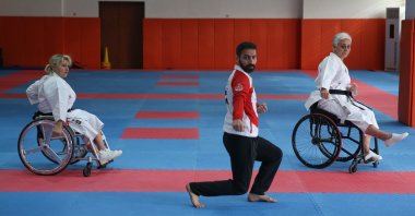 Para karate national team athletes Oya Ekici (R) and Nesrin Cevadzade (L) train in Ankara, Türkiye, Jan. 16, 2023. (AA Photo)