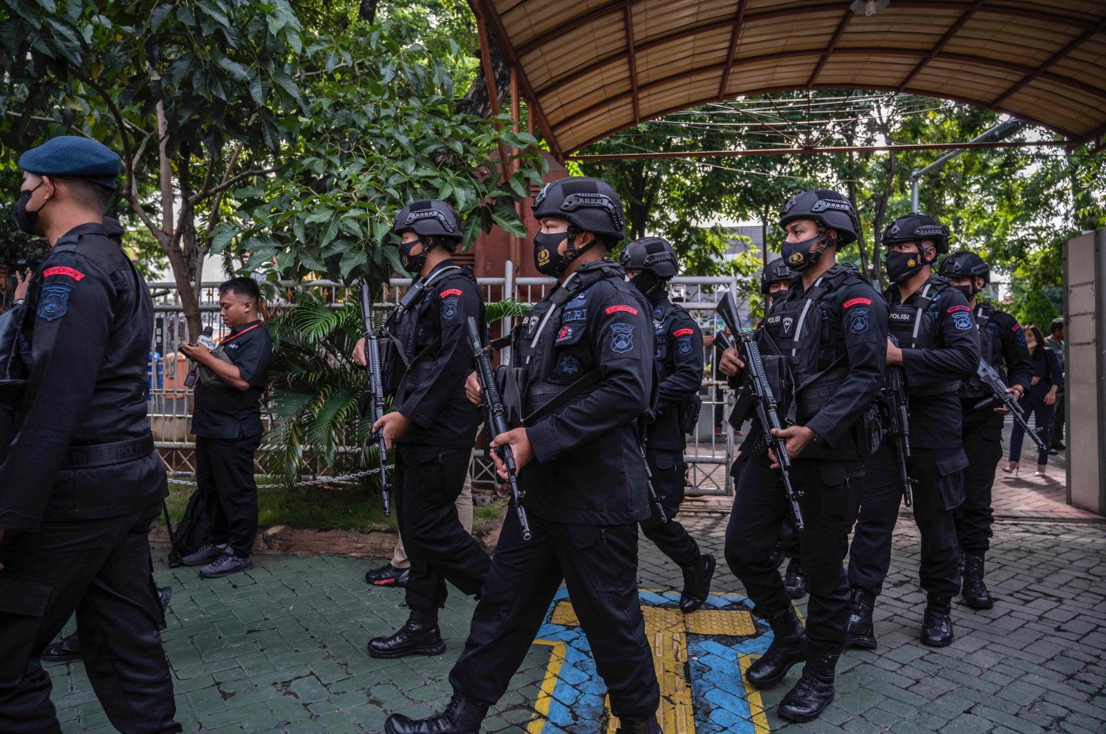 Police take up position outside the Surabaya courthouse ahead of the first trial of the Kajuruhan stadium stampede, Surabaya, Indonesia, Jan. 16, 2023. (AFP Photo)