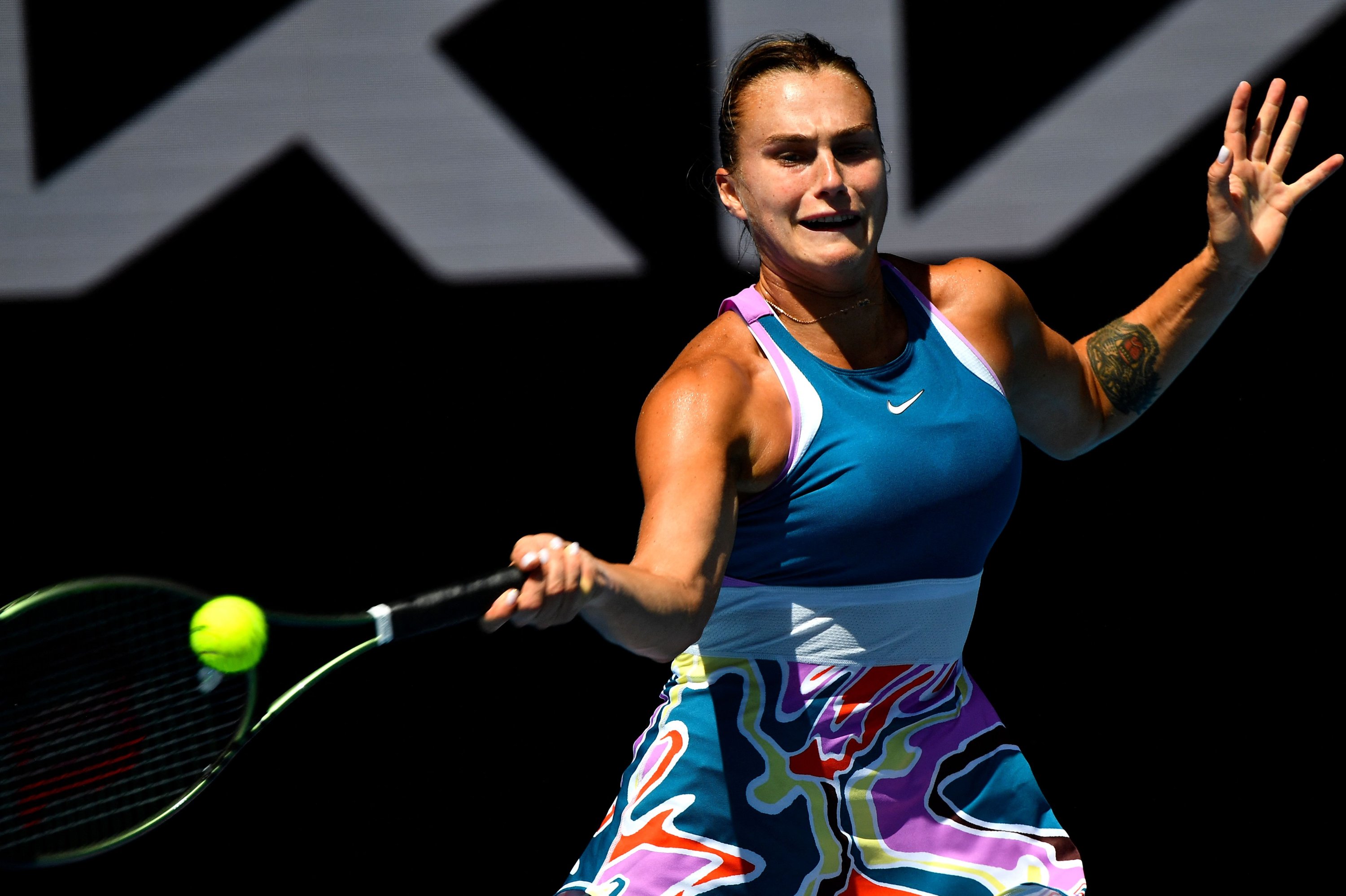 Petenis Belarusia Aryna Sabalenka mencetak gol balasan melawan Tereza Martincova dari Republik Ceko dalam pertandingan tunggal putri mereka pada hari kedua turnamen tenis Australia Terbuka, Melbourne, Australia, 17 Januari 2023. (AFP Photo)