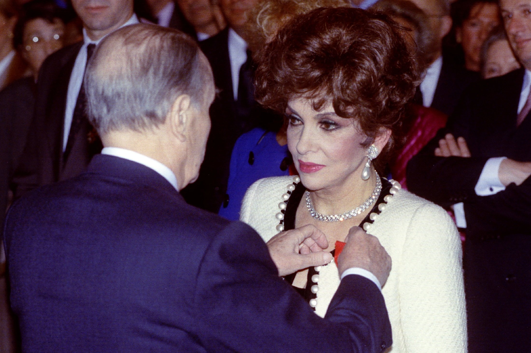 Presiden Prancis Francois Mitterrand mempersembahkan aktris Italia Gina Lollobrigida dengan 
