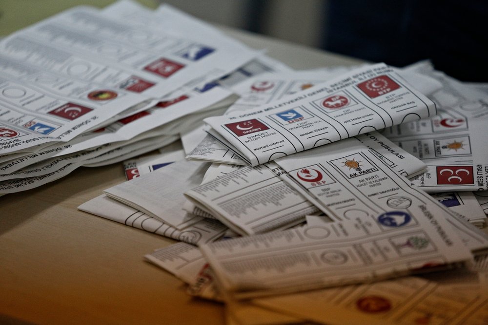Ballots at a polling station in Istanbul, Türkiye, Nov. 1, 2015. (Shutterstock Photo)