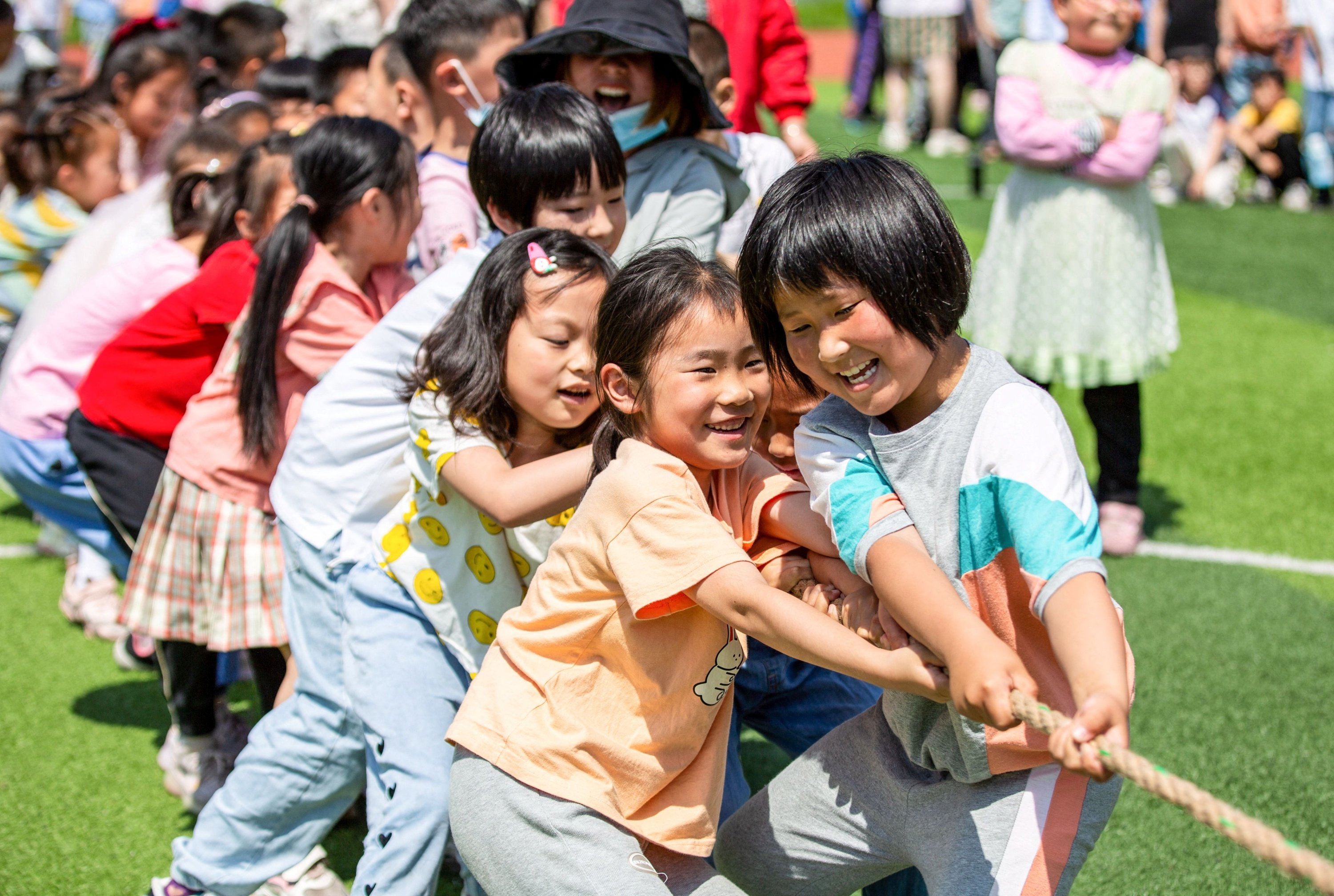 siswa sekolah dasar bermain pada Hari Anak Internasional di Haian, China timur, 1 Juni 2021. (AFP Photo)