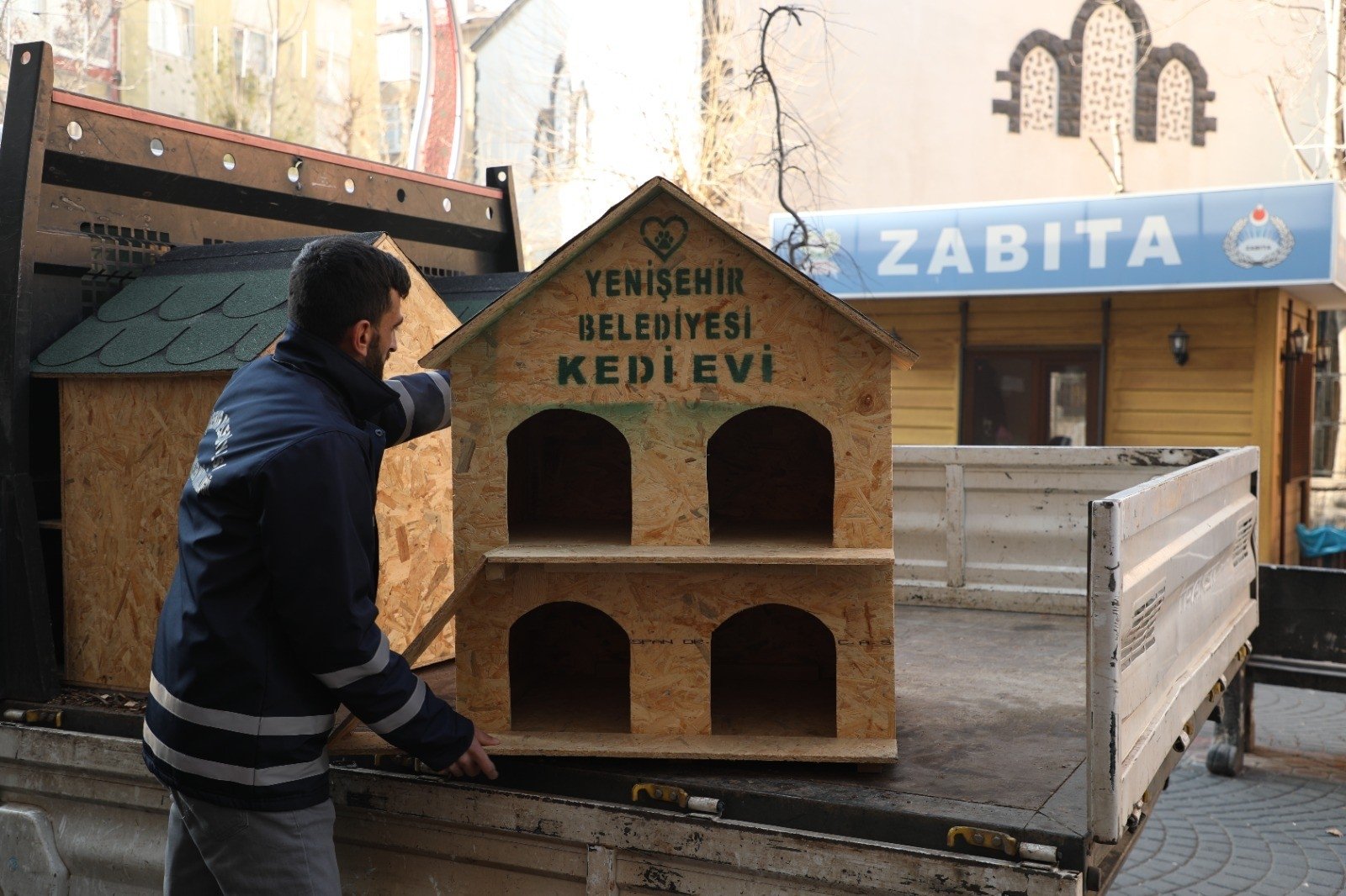 Diyarbakır&#039;s Yenişehir Municipality distributes 200 houses for street animals amid the cold weather, Diyarbakır, southeastern Türkiye, Jan. 17, 2023. (IHA Photo)