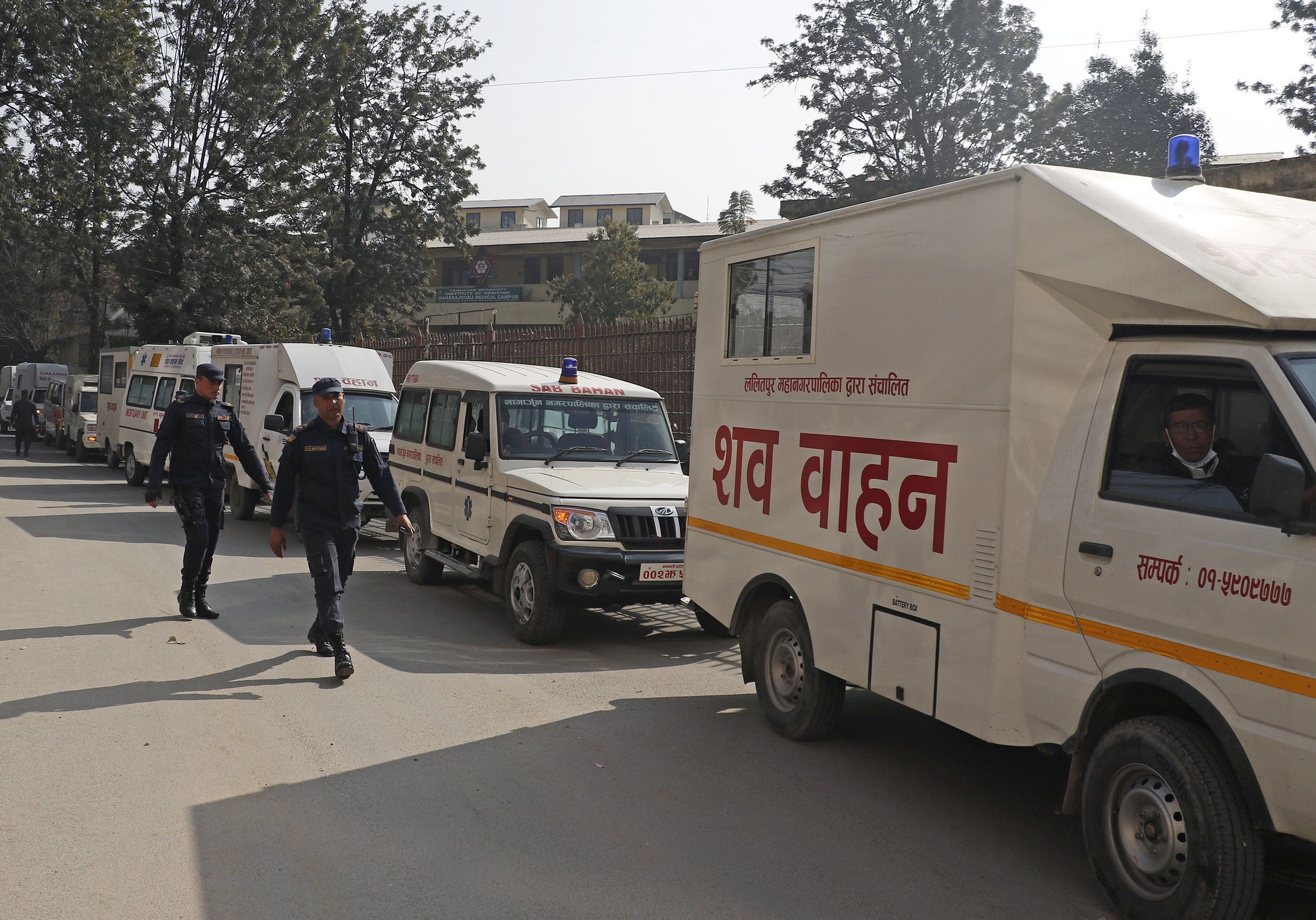 Ambulans yang membawa jenazah korban pesawat Yeti Airlines ATR72 tiba di Rumah Sakit Pendidikan, Kathmandu, Nepal, 17 Januari 2023. (Foto EPA)