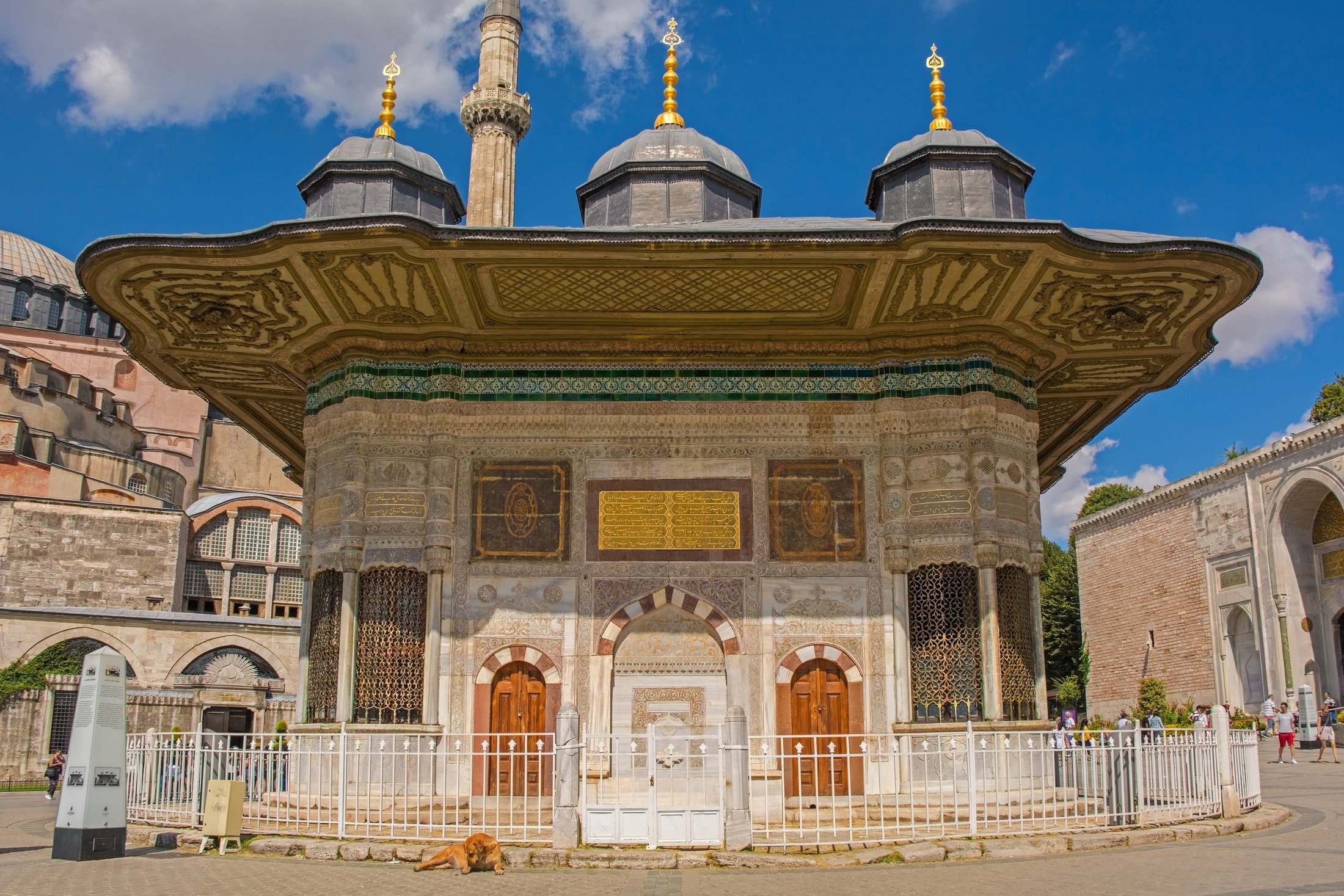 Air Mancur Sultan Ahmed III di Sultanahmet, di Istanbul, Türkiye.  (Foto Shutterstock)