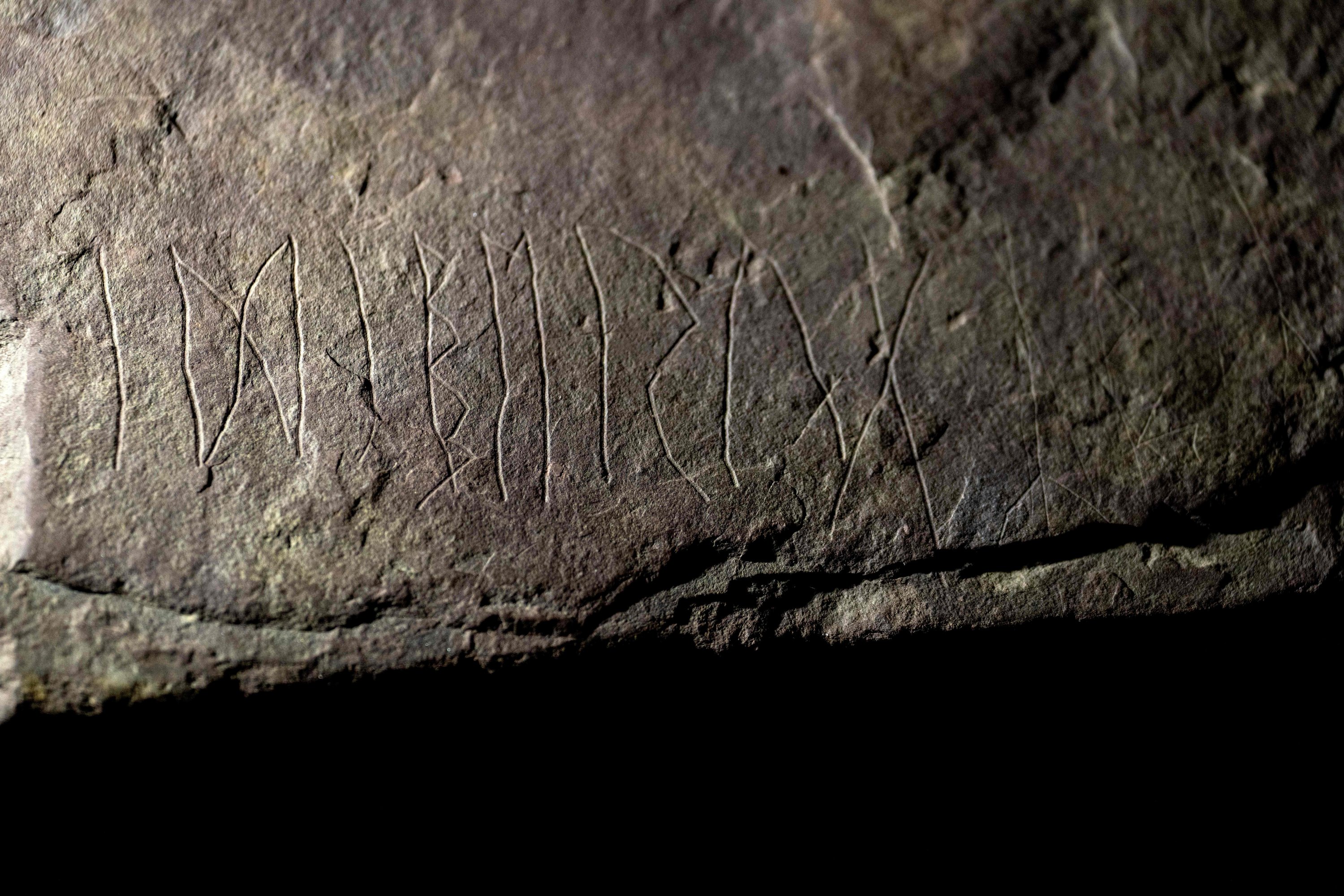Prasasti pada batu pasir, diyakini sebagai batu rune tertua di dunia yang ditulis hampir 2.000 tahun yang lalu, membuatnya beberapa ratus abad lebih tua dari yang paling awal diketahui, 17 Januari 2023. (Foto oleh Javad Parsa / NTB / AFP)