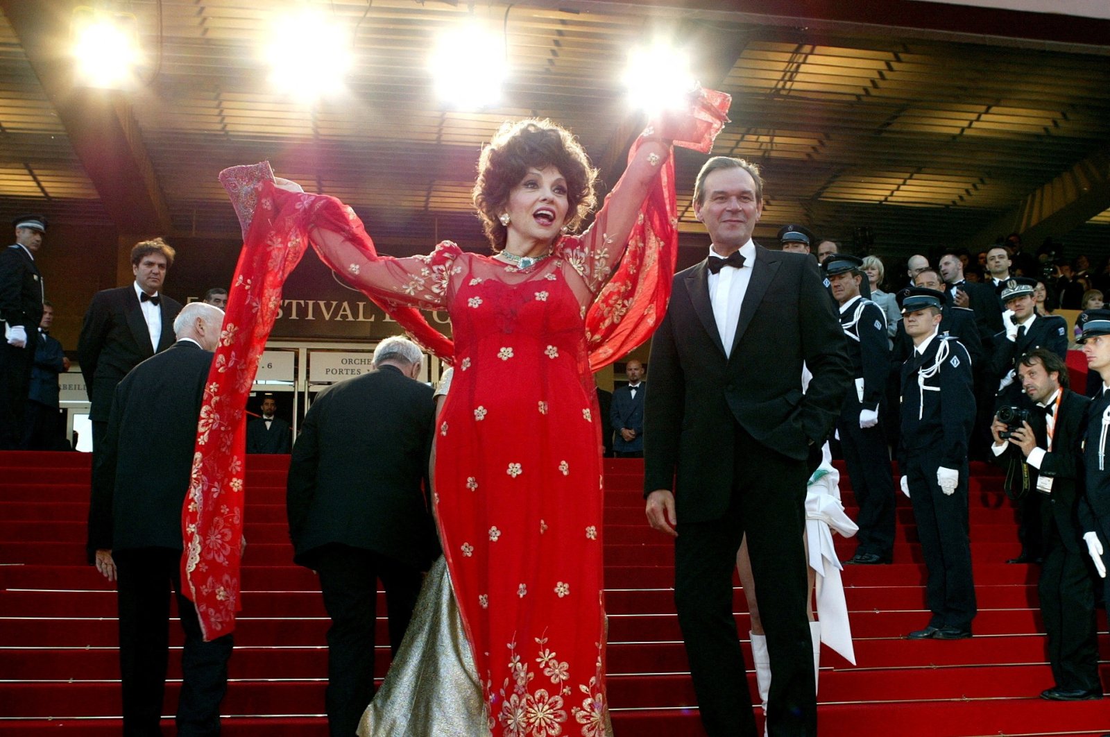 Italian actress Gina Lollobrigida (C) waves to the crowd during red-carpet arrivals with French Culture Minister Jean-Jacques Aillagon (C Rear) for the screening of the remake of &quot;Fanfan la Tulipe&quot; by [French director Gerard Krawczyk] on the opening night of the 56th International Film Festival in Cannes, France, May 14, 2003. (Reuters Photo)