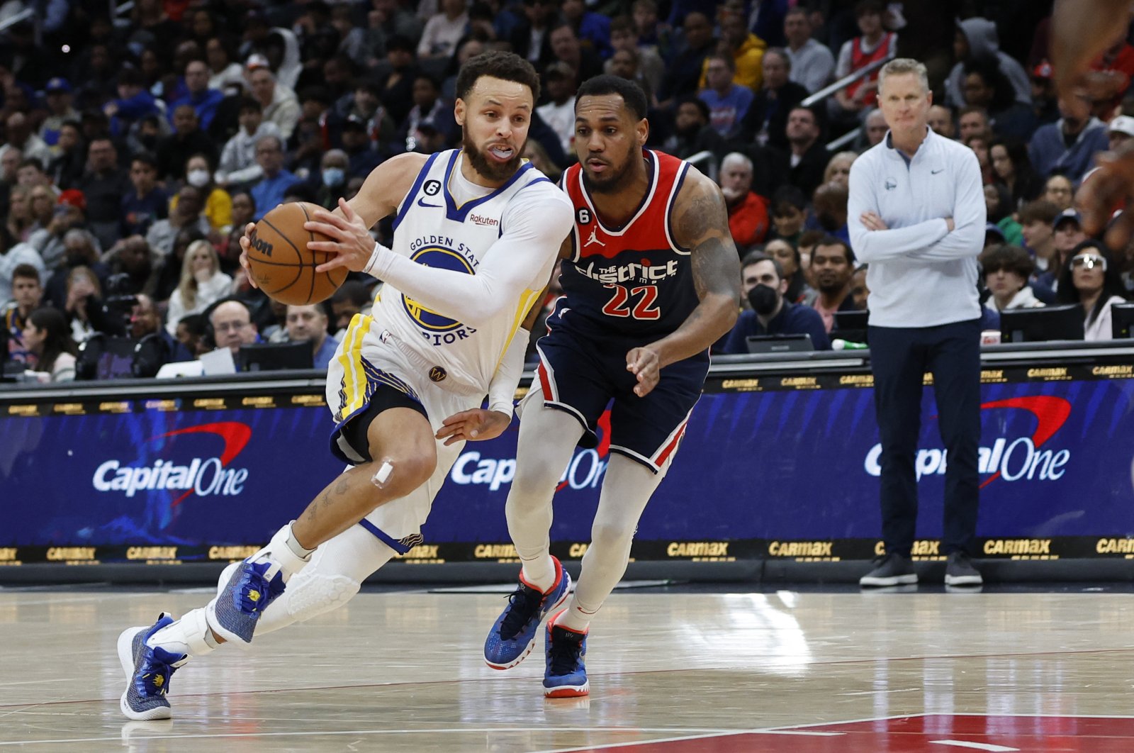 Golden State Warriors guard Stephen Curry (L) drives to the basket as Washington Wizards guard Monte Morris (R) defends in the second quarter at Capital One Arena. Washington, USA, Jan 16, 2023. (Reuters Photo)