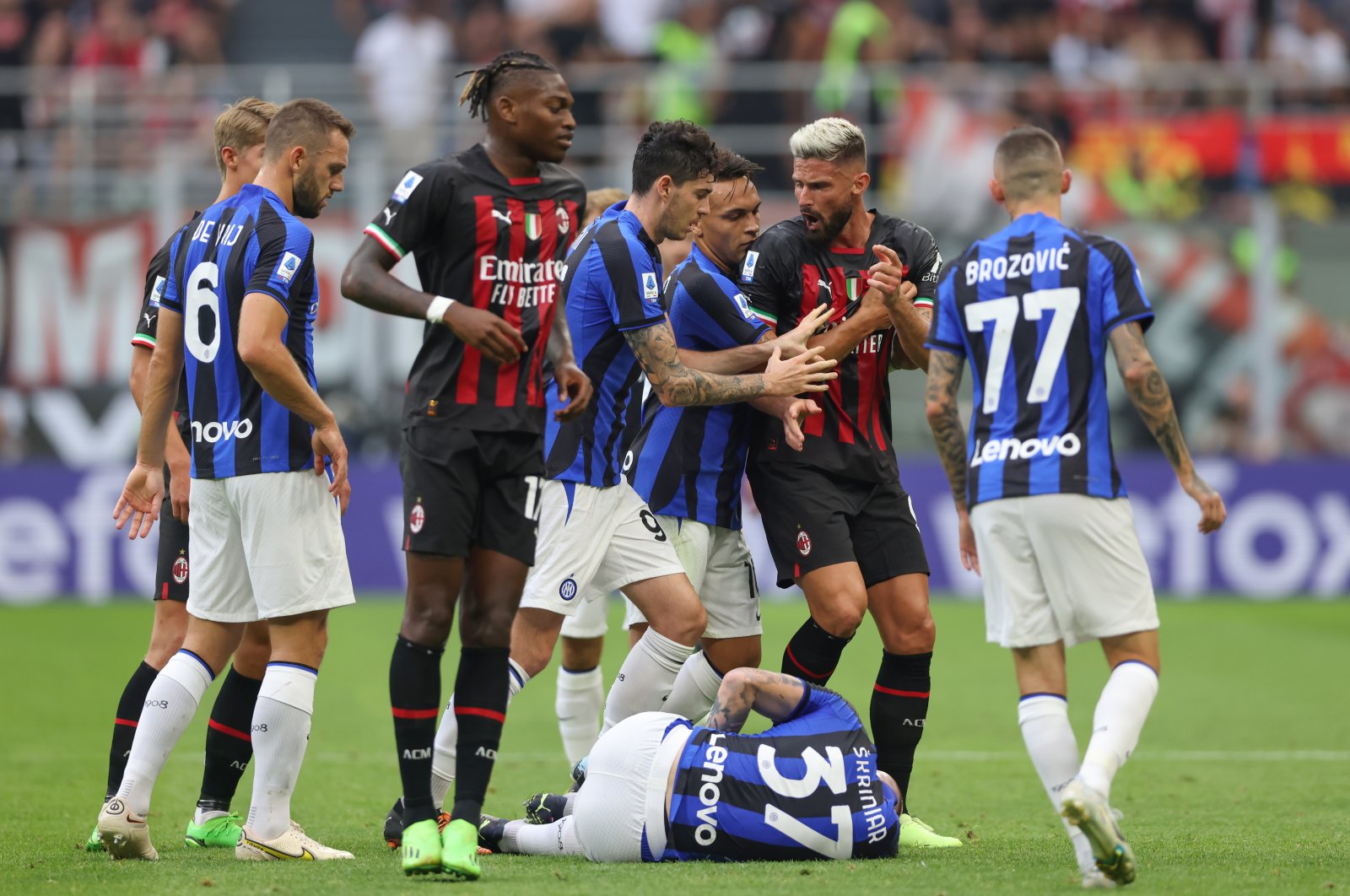 Inter&#039;s Lautaro Martinez (L) restrains Milan&#039;s Olivier Giroud (R) as tempers flare during the Serie A at Stadio Giuseppe Meazza,  Milan, Italy, Sept. 3, 2022. (Getty Images Photo)