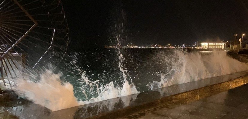 The southwester effect is seen at Beşiktaş coast, Istanbul, Türkiye, Jan. 18, 2023. (IHA Photo)