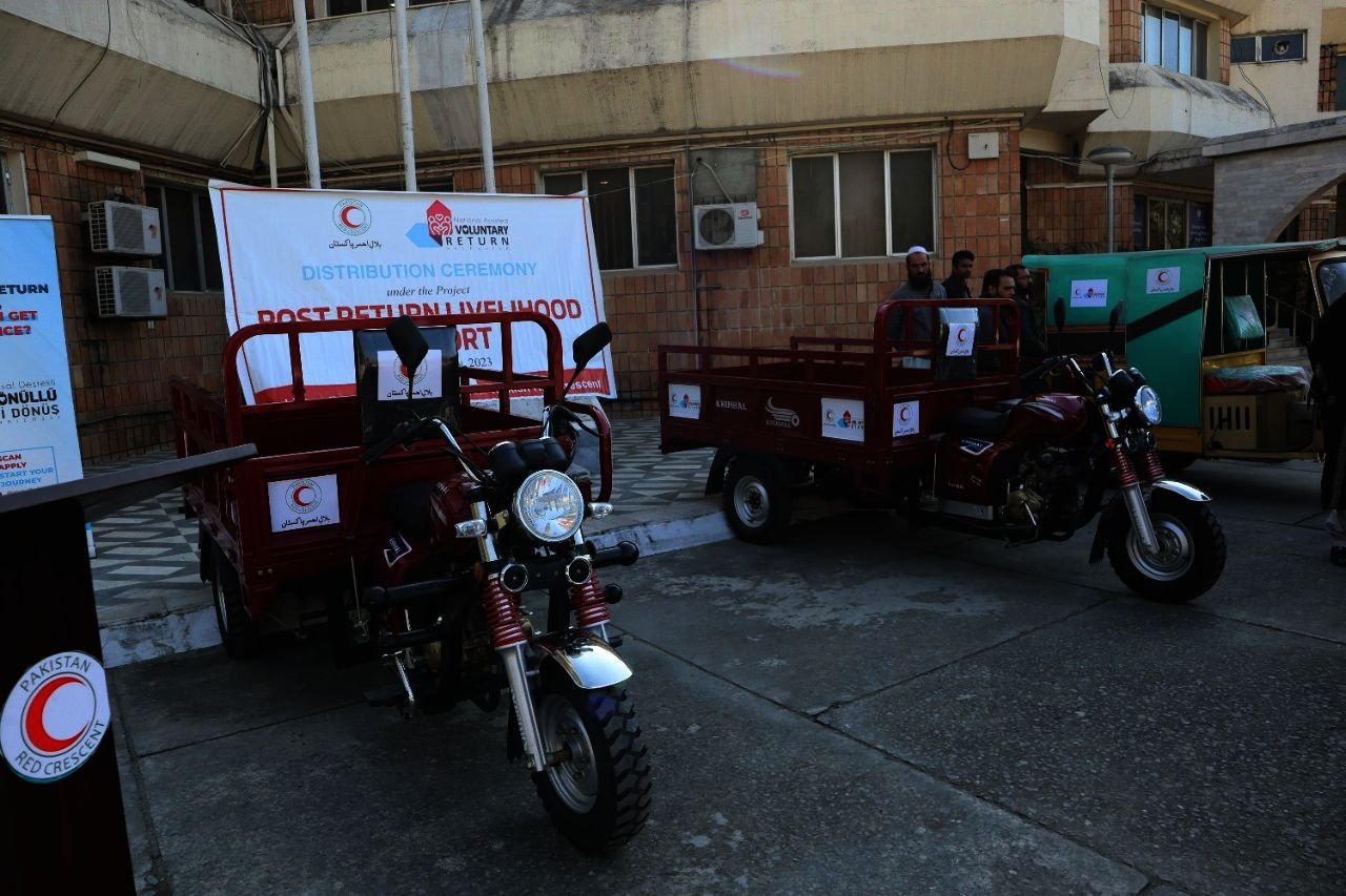 A Chung Chi Rickshaw is given to a returnee by Pakistan and the Turkish Red Crescent, Islamabad, Pakistan, Jan. 17, 2023. (Photo Courtesy of Pakistan Red Crescent)