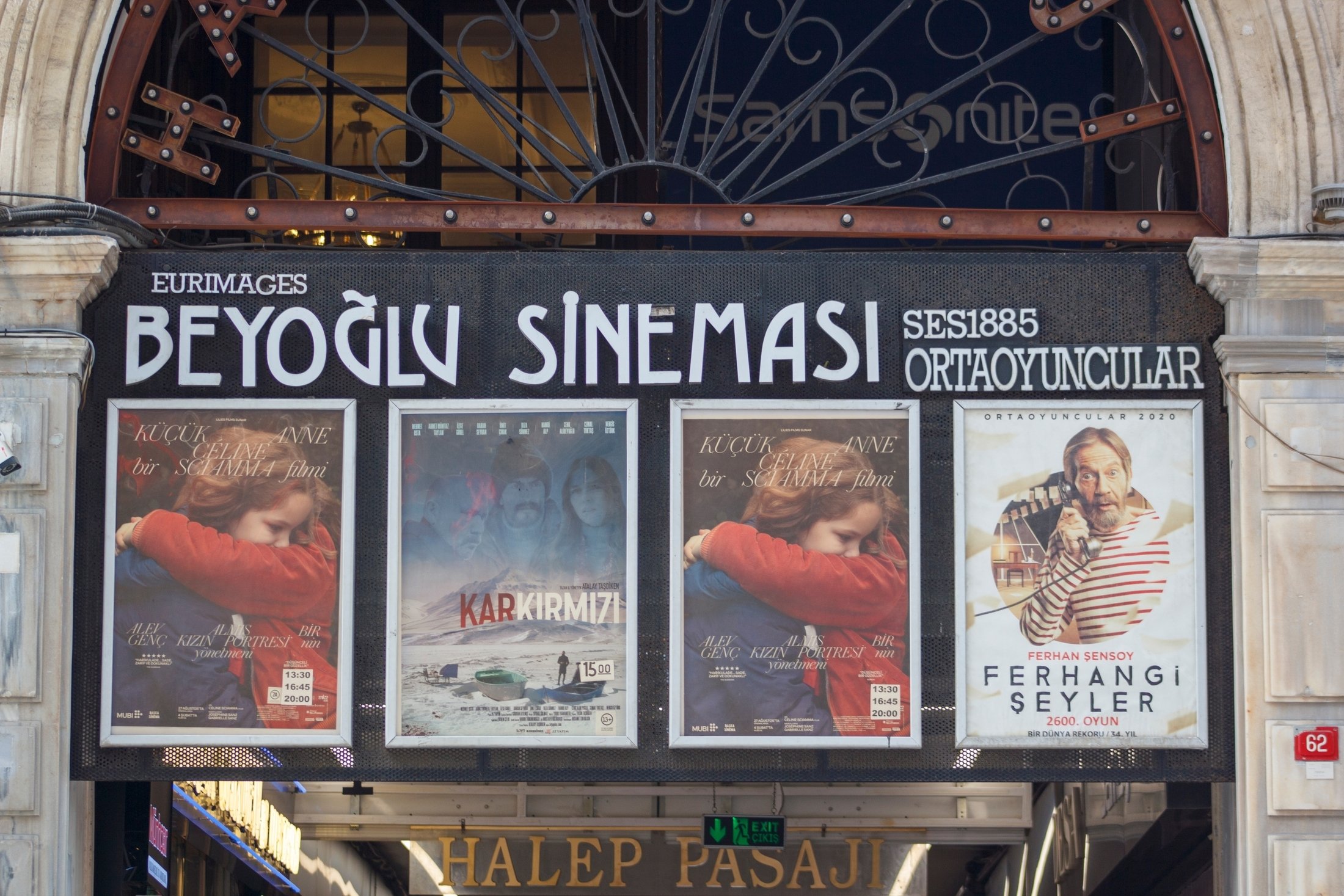 Pintu masuk bioskop sejarah Beyoğlu Sinema, Istanbul, Türkiye.  (Foto Shutterstock)
