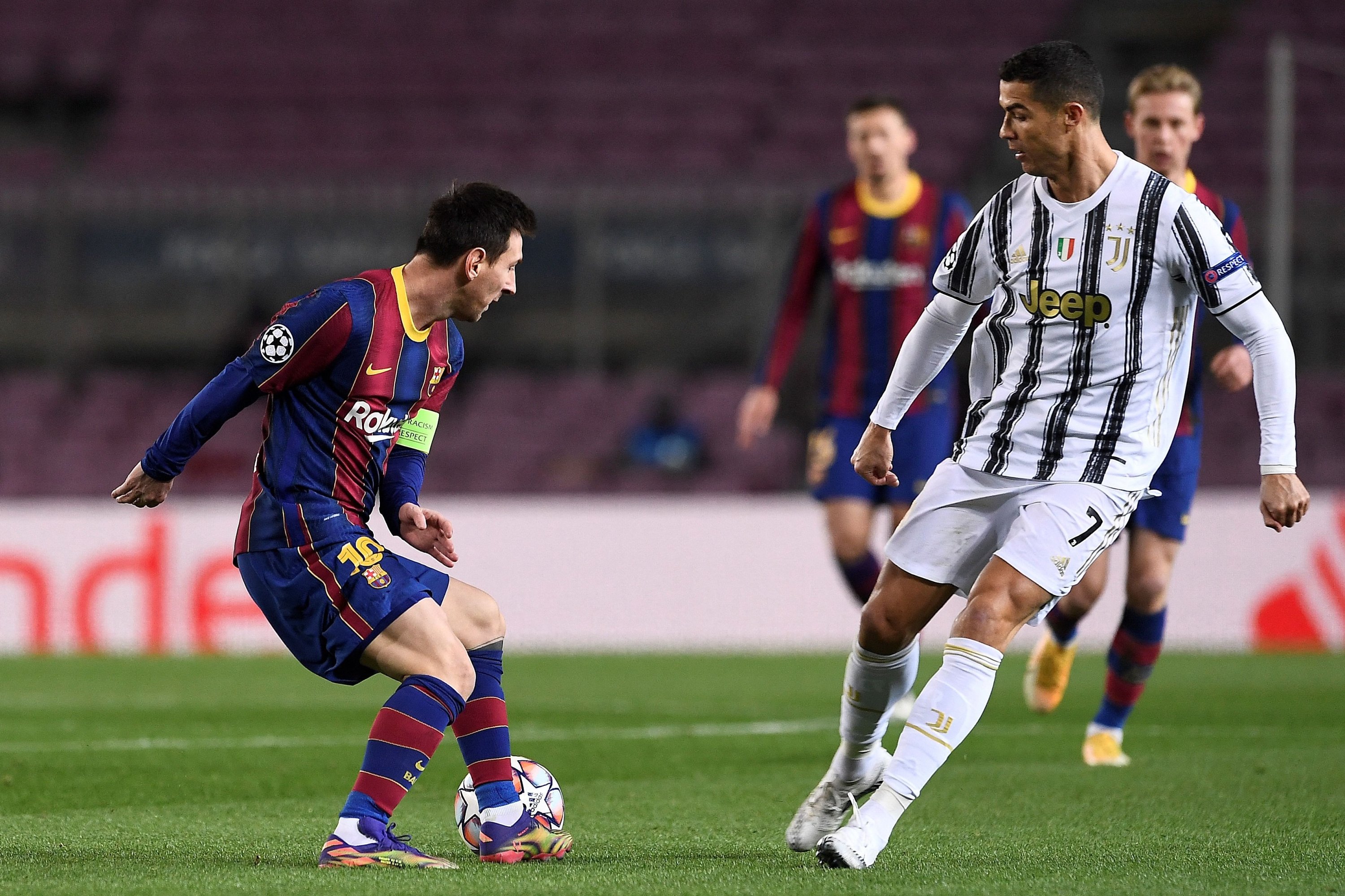 Saudi business mogul bids $2.6M for Ronaldo-Messi ticket | Daily Sabah