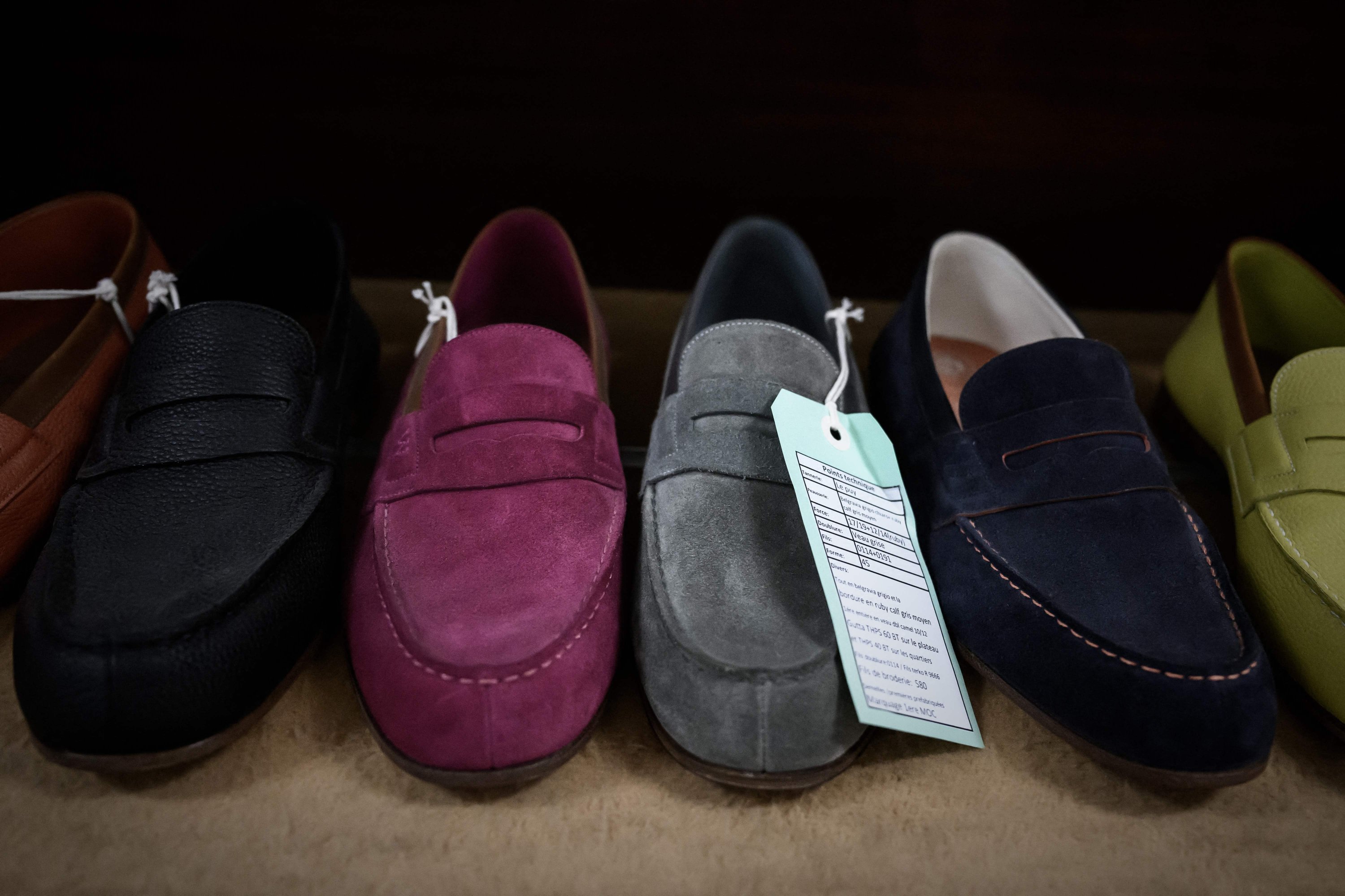Loafers pembuat sepatu Prancis Weston dipajang di pabrik perusahaan di Limoges, Prancis, 10 Januari 2023. (Foto AFP)