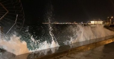 The southwester effect is seen at Beşiktaş coast, Istanbul, Türkiye, Jan. 18, 2023. (IHA Photo)