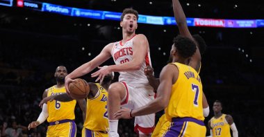 Houston Rockets center Alperen Şengün, 28, passes the ball against the Los Angeles Lakers in the first half at Crypto.com Arena, Los Angeles, California, U.S., Jan 16, 2023. (Reuters Photo)