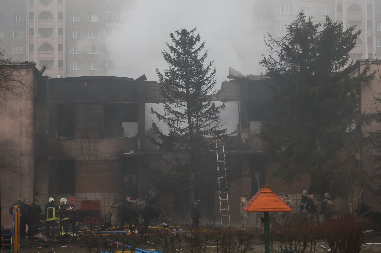Menteri dalam negeri Ukraina termasuk di antara 16 orang yang tewas dalam kecelakaan helikopter di dekat Kyiv
