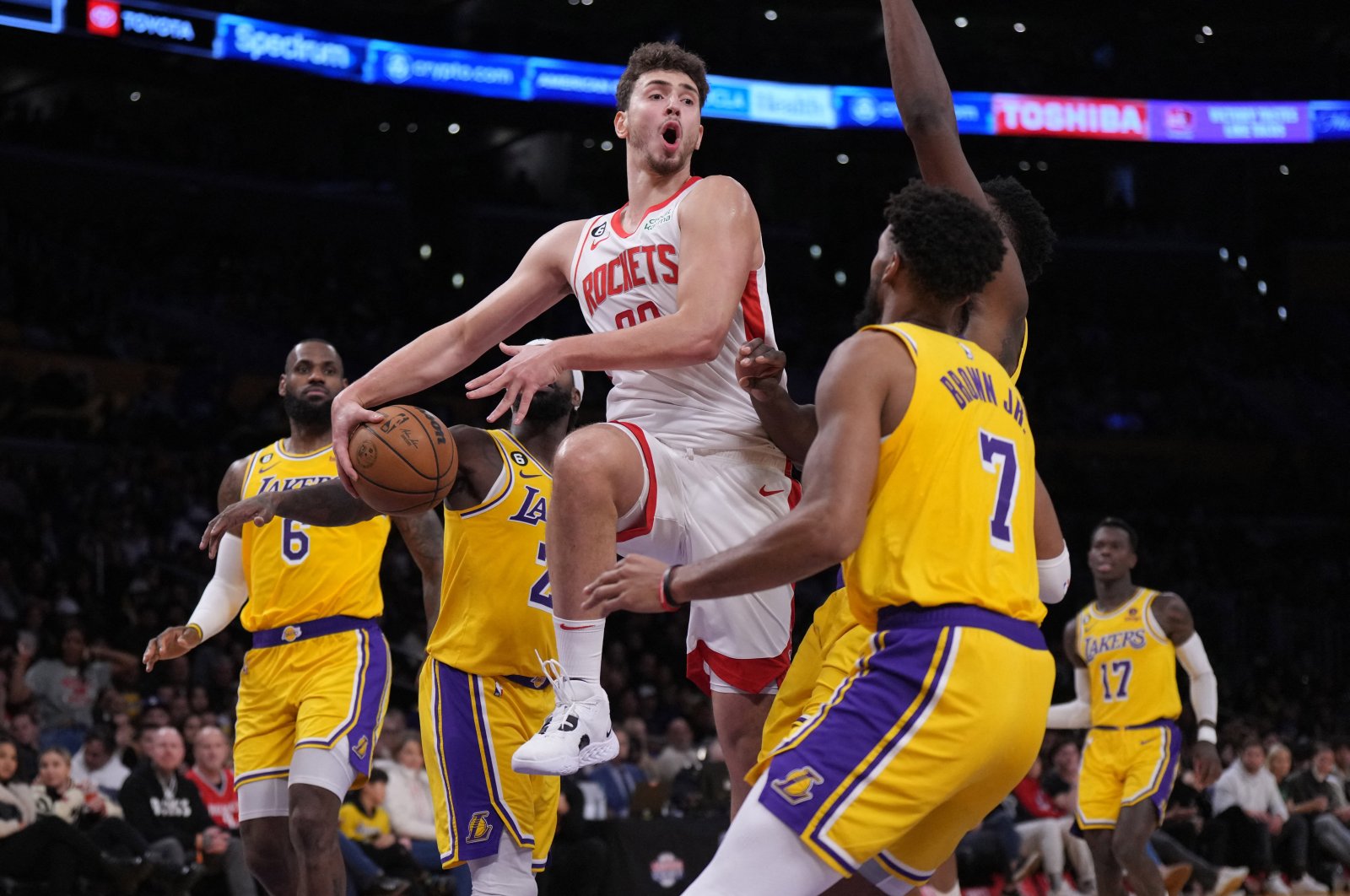 Houston Rockets center Alperen Şengün, 28, passes the ball against the Los Angeles Lakers in the first half at Crypto.com Arena, Los Angeles, California, U.S., Jan 16, 2023. (Reuters Photo)